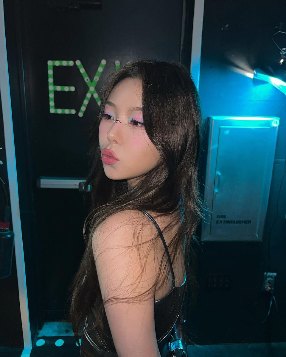 wheeix's tweet photo. WTF WHEEIN IS SO GORGEOUS https://t.co/GhjpHXKCHe
