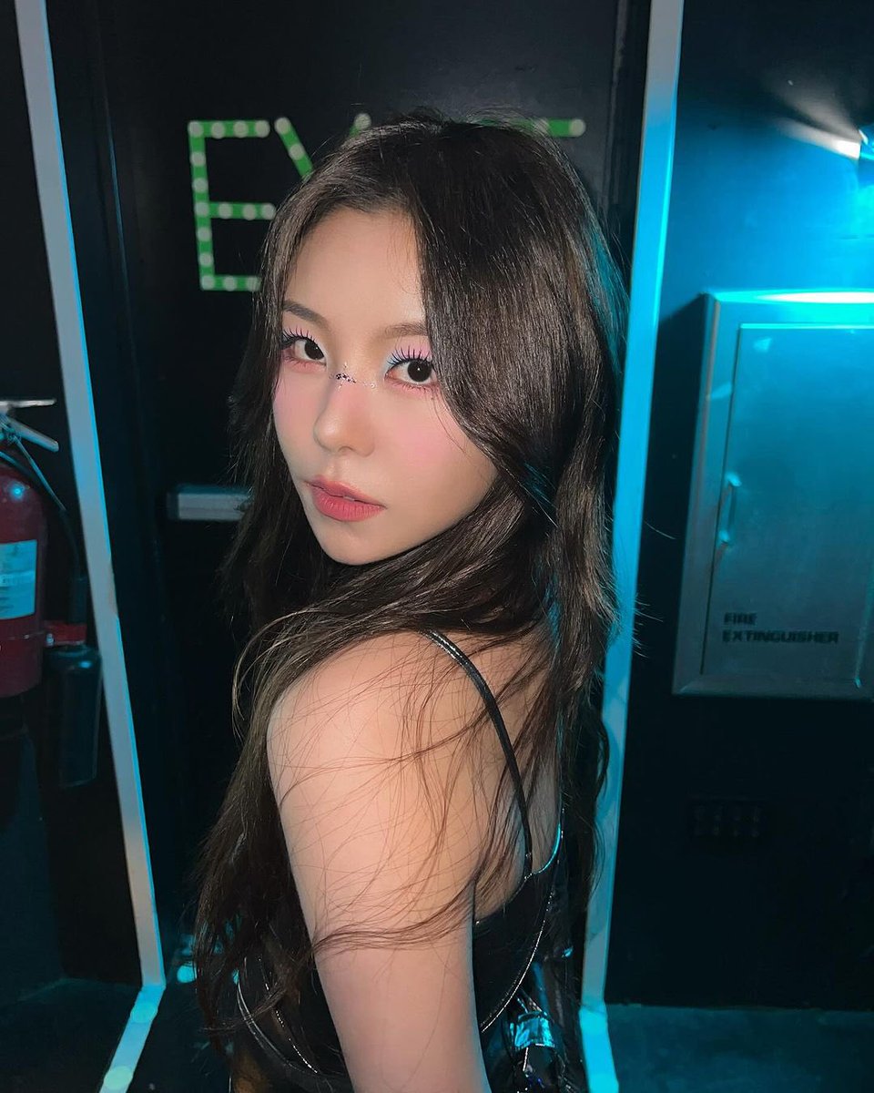 wheeix's tweet photo. WTF WHEEIN IS SO GORGEOUS https://t.co/GhjpHXKCHe