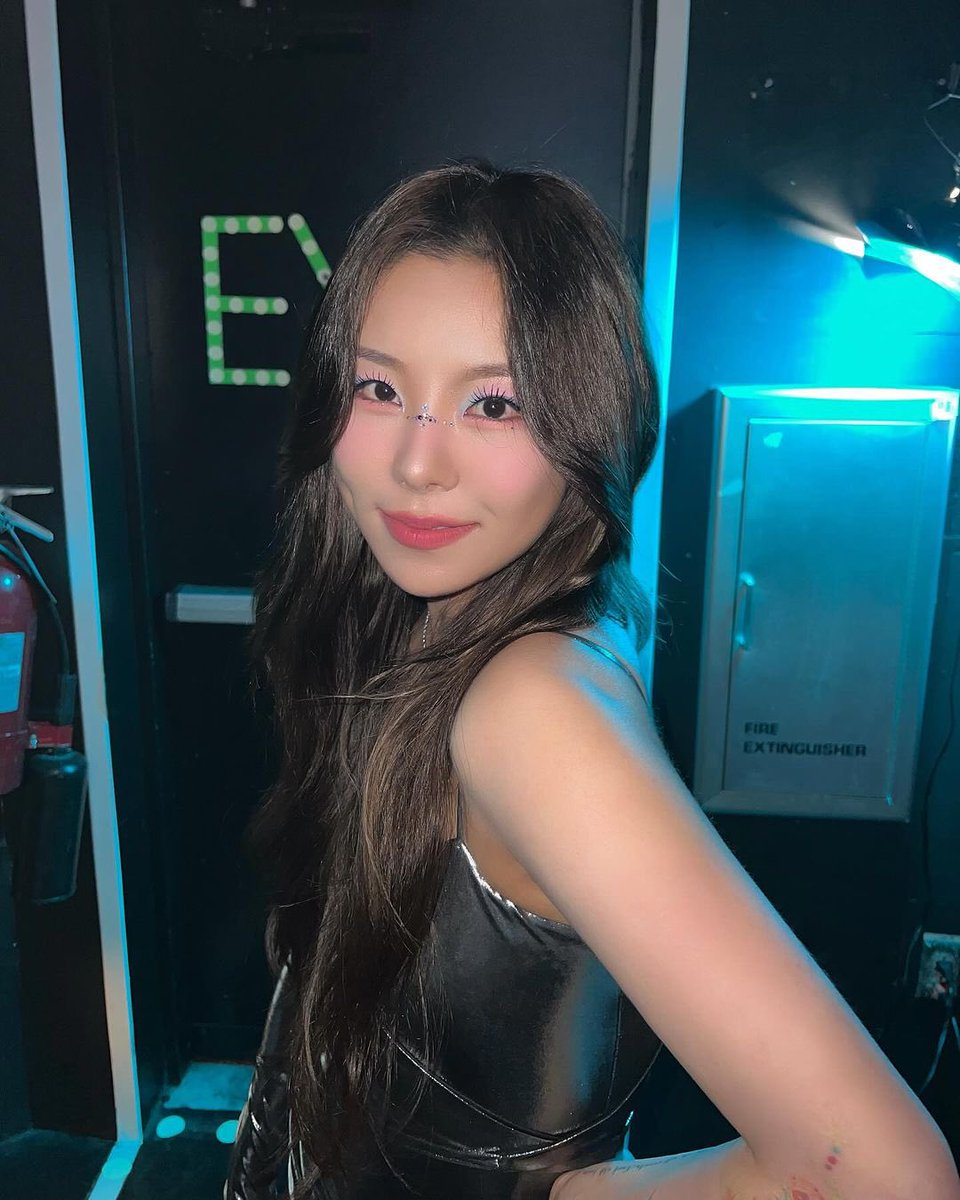 wheeix's tweet photo. WTF WHEEIN IS SO GORGEOUS https://t.co/GhjpHXKCHe