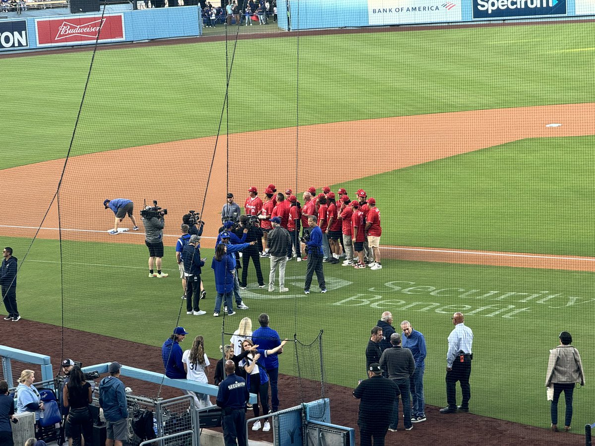 lynettewsocial's tweet photo. Thx @Dodgers for recognizing @CoronaPBaseball before the game tonight! What an experience for the team! Plus seeing @JaylenWhite_9 on the BIG SCREEN!! ❤️⚾️🙌🏾🐾 #TellYourStory #FitLeaders https://t.co/IbTKgA3IBY