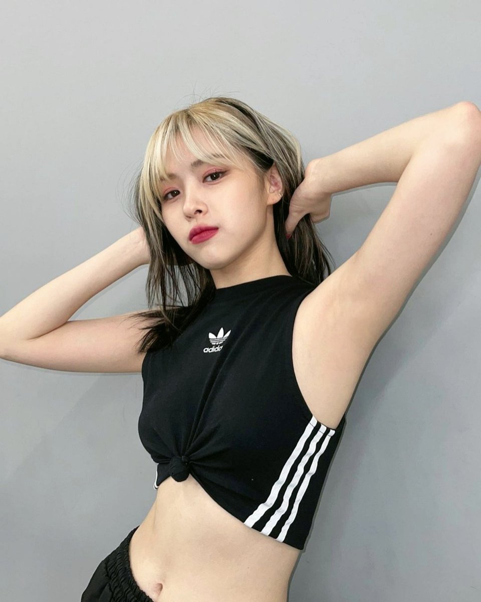 4psychox's tweet photo. ⠀⠀ ‹ ⠀⠀ # ⠀⠀ . ⠀⠀⠀⠀updαte ⠀⠀⠀ ꕤ
#BorderOpening La vida me enseñó que mientras más ligera vaya, más posibilidades tengo de sobrevivir 🚬 así que mi outfit de guerra es este y van a soportarme. Happy #CartitasNight 🖤! Y que empiece la diversión. 🥷🏻 https://t.co/XcQaZUIZvl
