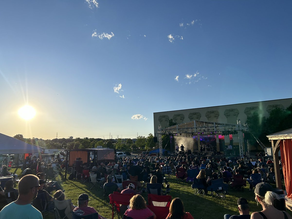 cultivated_cbd's tweet photo. Kicking off summer with @Chris_Hawkey #HawkFest 🍻🍀 https://t.co/YEX4RdgD8f