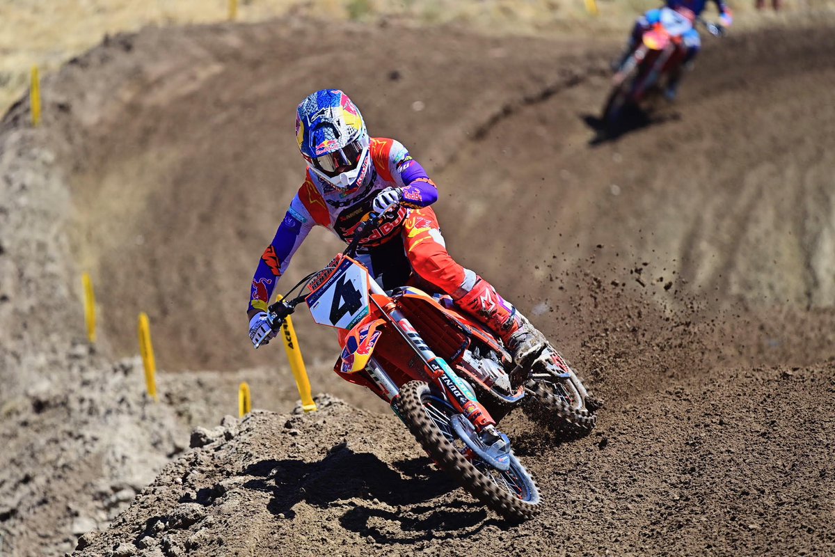 Bones_338's tweet photo. Just so we are clear.
@_chasesexton didn’t get any gifts in that moto. He straight up came from last to first. 
And you can’t argue that! 
#ProMotocross https://t.co/YjDXULKr9l