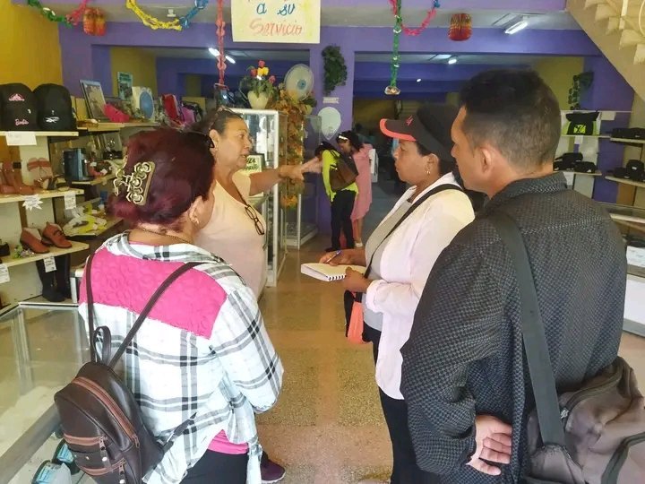 Cuadros del Partido y Gobierno realizan visita integral al Consejo Popular Centro de Ciudad, dónde se detectaron: centros culturales sin ofertas, falta de ofertas gastronómicas en las bodegas y precios elevados en el Coppelia, entre otras deficiencias. #CiegodeAvila <a href="/rocdecubano/">Roberto Carlos</a>