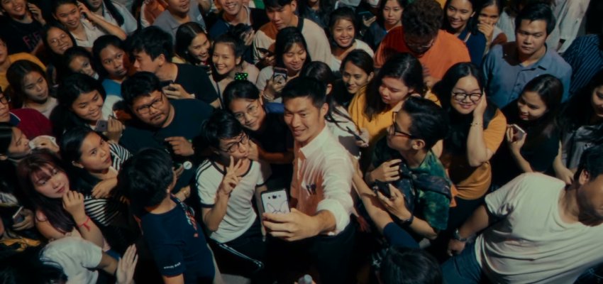 tpagon's tweet photo. Breaking the Cycle อำนาจ ศรัทธา อนาคต

เมื่อคืนไปดูรอบปฐมทัศน์ (ของประเทศไทย) มา พร้อมได้ร่วมฟังเสวนาสั้นๆ ระหว่างผู้กำกับและธนาธรด้วย เลยมาบันทึกไว้

- Breaking the Cycle เป็นผลผลิตของความเชื่อของสองผู้กำกับ-สนุ๊กและเอก บันทึกเส้นทางการต่อสู้ของพรรคอนาคตใหม่ เน้นหนักไปที่ธนาธรและสิ่งที่เขาเผชิญ ใช้เวลาถ่ายทำยาวนานถึงหกปี มาเป็นหนังความยาวสองชั่วโมงนิดๆ ถ้านับไม่ผิด

- คิดว่าความที่พรรคอนาคตใหม่เต็มไปด้วย cinematic moments และประโยคปราศรัยก็มีความ 'เป็นหนัง' อยู่แล้ว สารคดีเรื่องนี้เลยออกมาในทางกระตุ้นเร้าความรู้สึกร่วมผ่านโครงเรื่องที่พวกเราทุกคนรู้ตอนจบ (จนถึงปัจจุบัน) อย่างได้ผลดี มีหลายช่วงในสารคดี - โดยเฉพาะเส้นเรื่องของกลุ่ม 'ฟ้ารักพ่อ' ที่ได้ผลทางอารมณ์มาก (อย่างน้อยสำหรับเรา) โดยเฉพาะในช่วงจังหวะแห่ง 'ความพ่ายแพ้' (ที่ต้องใส่เครื่องหมายคำพูดไว้ เพราะความพ่ายแพ้มีหลายแง่มุม)

- ส่วนตัวอยากเห็นแง่มุมวิธีคิด แรงขับของธนาธรมากกว่านี้ อยากเห็นมุมที่เป็นความกลัว ความลังเล ความเป็นมนุษย์ อยากเห็นคนรอบๆ ตัวธนาธรมากกว่านี้ แต่ด้วยข้อจำกัดของการถ่ายทำก็เข้าใจได้ถึงผลลัพธ์ที่ออกมา

- ที่รู้สึกชื่นชมสองผู้กำกับมากคือการลงทุนลงแรงไปกับการถ่ายทำเรื่องนี้ โดยไม่รู้ว่าจะจบเมื่อไร - และการจัดเรียงฟุตเทจปริมาณมหาศาลออกมาเป็นเรื่องที่เข้าใจง่าย - 'ตัวละคร' แต่ละตัวมีบทบาทชัดเจน เช่น เป๋าในฐานะผู้อธิบายกฎกติกา (แซวกับเพื่อนว่า ทุกครั้งที่หน้าเป๋าออกมา จะมีกราฟิกตัวเลข), อ.กนกรัตน์ที่มองธนาธรและอนาคตใหม่ในฐานะปรากฏการณ์, กลุ่มฟ้ารักพ่อในฐานะตัวแทน (ส่วนหนึ่ง) ของประชาชน อย่างไรก็ตาม บางคนก็เหมือนถูกใช้ไม่เต็มประสิทธิภาพเช่น อ.ลลิตา, สุลักษณ์ เข้าใจว่าอาจเพราะมีความ 'เข้ากับโครงเรื่อง' น้อย (เป็นทางเลือกของผู้กำกับที่มาโครงนี้)

- คิดว่าเป็นหนังที่ไม่ว่าคุณจะชอบหรือไม่ชอบธนาธร ชอบหรือไม่ชอบปรากฏการณ์ที่เกิดขึ้นรอบๆ อนาคตใหม่และก้าวไกล - ความไวรัล ความ 'หล่อ' ความ charismatic ความ 'ขาวและดำ' ความ naive (ที่ตัวพรรคก็บอกเอง) - สารคดีเรื่องนี้ก็เป็นปรากฏการณ์ที่นานๆ จะหาชมได้ในประเทศ 

- เอาแค่มันเข้าฉายโรงในวงค่อนข้างได้ ก็นับว่าน่าทึ่งแล้ว เลยอยากให้ไปลองชิมกัน ไม่ว่าจะมองมันในฐานะไหน ก็ต้องยอมรับว่ามันเป็นสารคดีที่น่าสนใจและมีความสำคัญ