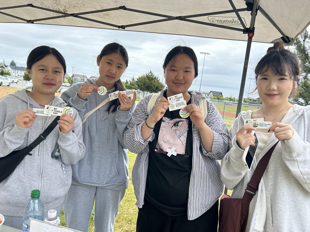 GVGreenTeam's tweet photo. Today in Murray's Pond Park, we engaged 24 community members, removed 7 cubic metres of invasives, and revitalized an area of 200 square metres all during #BCTrailsDay AND the first day of #makeadifferenceweek
Thank you @GableCraftHomes and @cityofcolwood for our partnership! https://t.co/MlnlHJN3NU