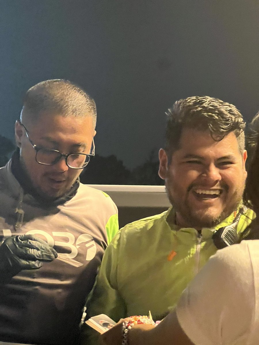 TLouiesPresent's tweet photo. 🎥| “En la mía está más guapo” 
#FITFWTMexicoCity

- Guardias de seguridad recibiendo photocards que hicieron las fans! via FITFPromoMXOFF https://t.co/GZqJ5ZkRZS