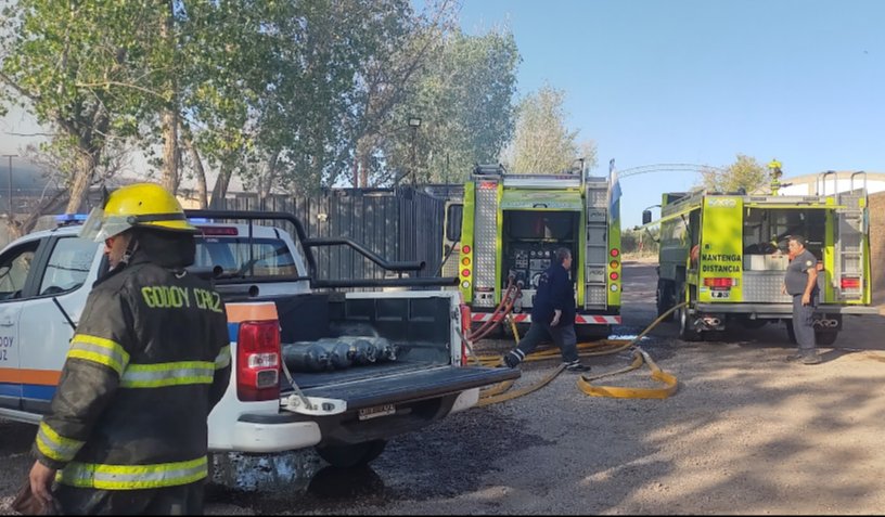 ArielFe07209357's tweet photo. 🔴🟠🟡 🔥🚨🚒
Nuestros Héroes no necesitan capas ni poderes especiales. Ellos tienen conocimiento, corazón y vocación de servicio !!!.
Feliz día del Bombero Voluntario Argentino, y en particular para los #BVGodoyCruz !!!.
#2DeJunio
#BVGC
#ProteccionCivilGC https://t.co/iT5MmYVi21