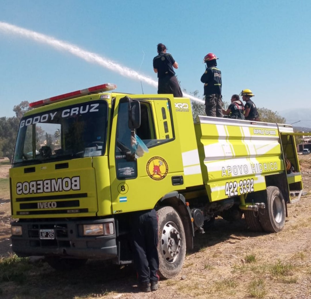 ArielFe07209357's tweet photo. 🔴🟠🟡 🔥🚨🚒
Nuestros Héroes no necesitan capas ni poderes especiales. Ellos tienen conocimiento, corazón y vocación de servicio !!!.
Feliz día del Bombero Voluntario Argentino, y en particular para los #BVGodoyCruz !!!.
#2DeJunio
#BVGC
#ProteccionCivilGC https://t.co/iT5MmYVi21