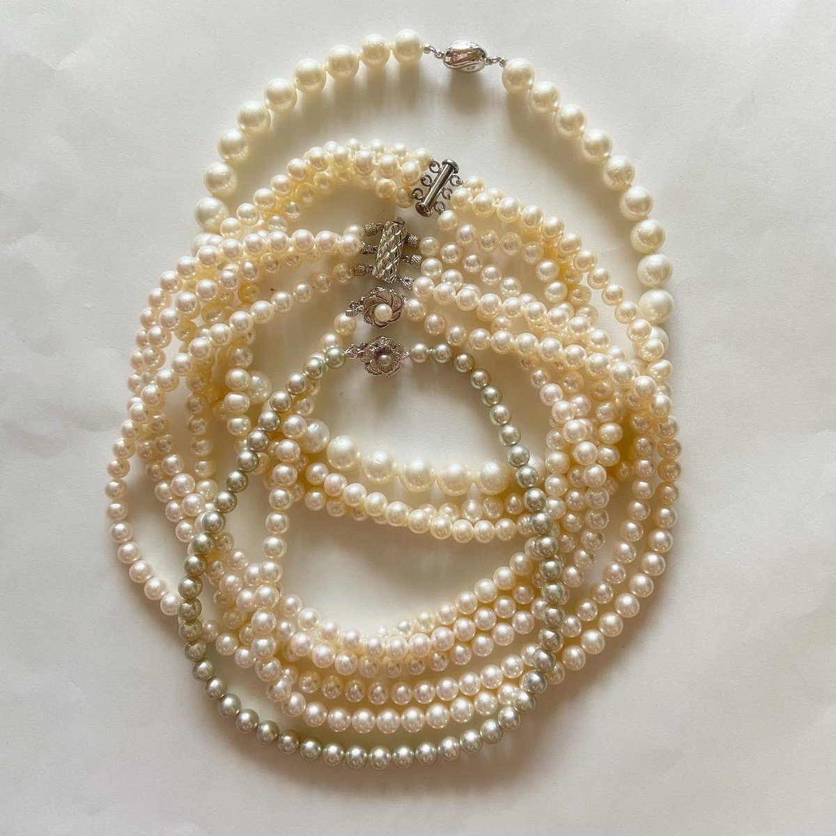 outauni's tweet image. ✨🦪pearls🦪✨

おとなになるほど好きになる真珠。日本人ですものね。
『宝石 欲望の世界史』って本読んだけど、（ばかでかい）真珠を巡ってすごい争いが起きたりしていたよ！

#今日のアクセサリー #accessoriesoftheday #pearl #真珠