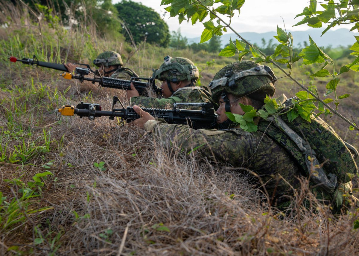 25thID's tweet photo. ⚡️Air Assault⚡
Soldiers assigned to the @25thID and @yourphilarmy conduct an air assault during the Joint Pacific Multinational Readiness Center (JPMRC-X). #JPRMC @USEmbassyPH @USARPAC https://t.co/DWHLlLb910