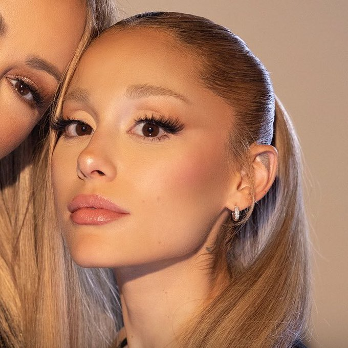 ArianaWorldHQ's tweet photo. face card of the century https://t.co/OS8MyZYRUe