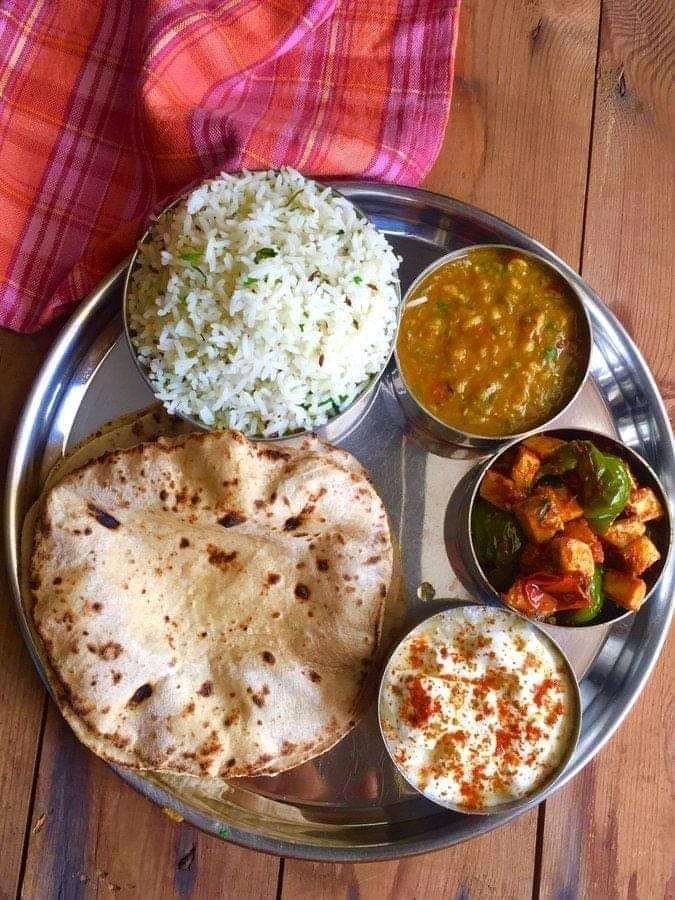 भोजन कभी भी बर्बाद नहीं करना चाहिए,
क्योंकि दो जून (#2June) की रोटी नसीब वालों को ही मिलती है....!!
आज 2 जून है 
😐😑

अन्न-जल साहेब (भगवान) रूप है। 🙏🏻