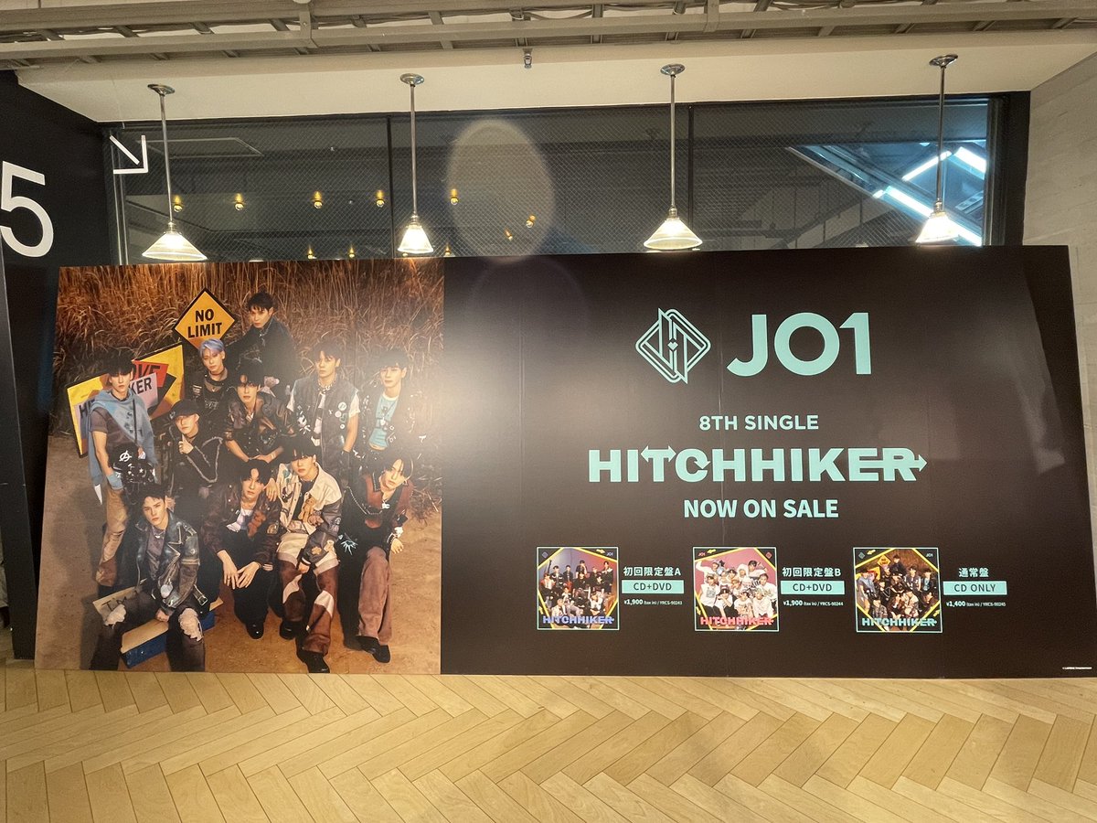 TeKo60111569's tweet photo. 渋谷の展示
HMVも😊

 #JO1_HITCHHIKER https://t.co/rZDX8wbtiK