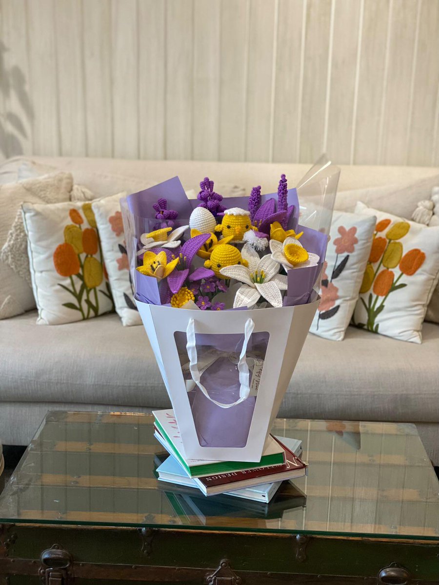 Additional photos of the backstage surprises for <a href="/_IUofficial/">아이유(IU)</a>