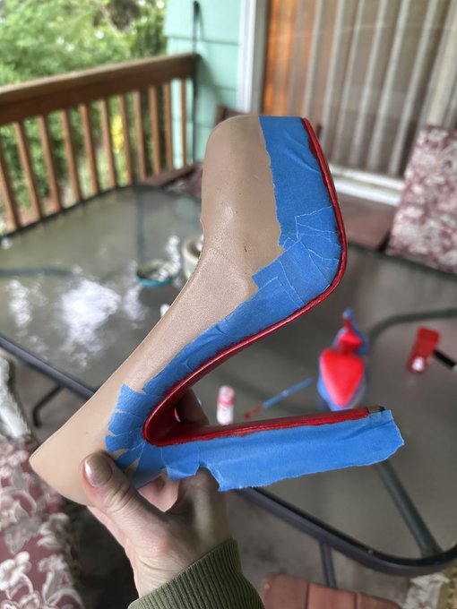 I paint the bottoms of all my shoes ❤️💙 https://t.co/gg6GSwrEt8