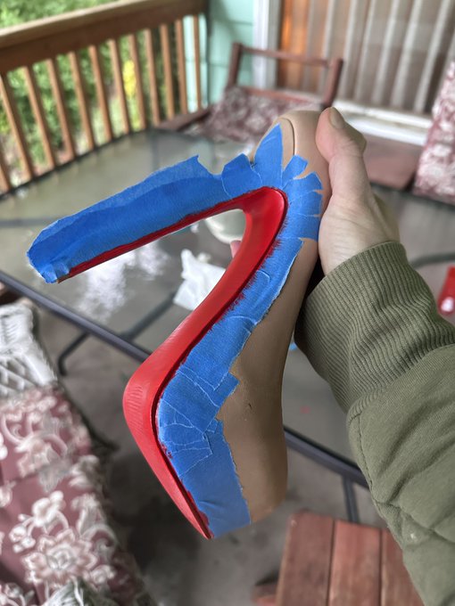 I paint the bottoms of all my shoes ❤️💙 https://t.co/gg6GSwrEt8