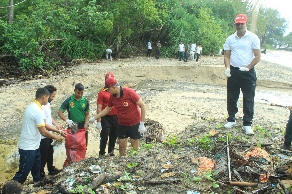 AN_Command's tweet photo. #ANC To commemorate World Environment Day & World Ocean Day #ArmyComponent on 01 Jun organized a coastal cleanup at Nariyal Bageecha & Brichgunj beaches. Over 300 participants, including children, showcased #ANC's commitment to cleaner beaches and oceans. https://t.co/aAaf6ERPnR