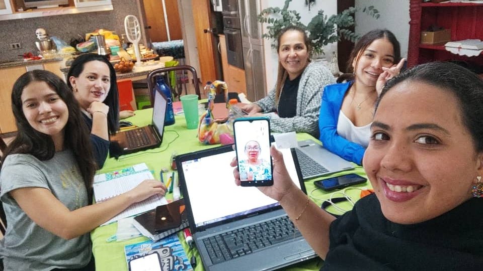 Han sido días de muchísimo trabajo en nuestro proyecto.

En la <a href="/Masigualesorg/">Fundación Más Iguales</a> hemos aprendido muchísimo durante estos días y esta experiencia nos ha servido para unificar más al equipo. 

Salgan sapos o salgan ranas, ya ganamos 💪💜