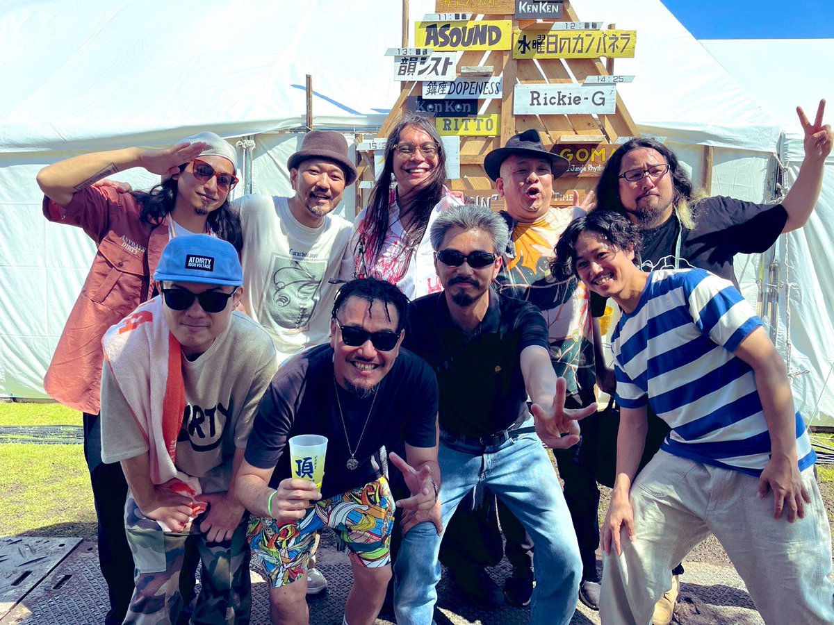 kenken_RIZE's tweet photo. あまりにも素晴らしい日だったので、頂フェス final のDAY1の感想日記書いちゃう。

RIZEのリハ終わりで前日の夜中に到着。

RIZEの興奮もあってか、なかなか寝付けず４時くらいに就寝。

朝９時からDAY1のゲートオープンライブの為、朝７時に起きて８時に現場到着。

９時から
@Motoharu___ 
＠ryu1300ryu 
の二人と特設櫓の上で演奏開始。

この櫓がこれまたかっこい。
出演する様々な人達の曲を織り交ぜながら、最高なフェススタート。
さすがのお二方なので、口打ち合わせのみの事前リハ一切なしのステージでしたが、これまたお客様の切れ目とのタイミングもばっちりで終了。

お昼から
韻シストand  KenKen RITTO 鎮座ドープネス

これまた僕は事前リハなしのぶっつけ本番。
そこはもうすぐ20年近い付き合いのマイメン中のマイメン、どマイメンの韻シスト達とのライブ。スーパー完璧オブ完璧だった。

PARTY SIIXでご機嫌な登場！
そして俺の中で韻シストとの1番思い出の深い曲と言っても過言ではない
哀愁のチューンを一緒に演奏できた。
これにはもうたまらん。たまらんかった。

一曲オリジナルも歌わせてもらって、この日の演奏は終了。

この段階で胸がいっぱいな一日。

@insist_official 
@KaztakeTakeuchi 

まさかの@chozenleefire も来てて！
自分の歌とラップをめっちゃ褒めてくれたのも、うれしかった。
最近よく会えて嬉しいなっ。

そしてこの後も素晴らしいフェスは続いていくのだが。

昨日は@GOMA_didgeridoo ちゃんのライブが本当にすごかったし、心から感動した。
日本中のフェスに出てきたけど、フェスとミュージシャンの間に、あそこまでの心の繋がりを見た事がない。

GOMAちゃんに色々な事があったのはみんなも知ってる事だから俺がいう事ではないけども、頂フェスへの感謝、自分の音楽家へのカムバックの今までの事、一人の人間がここまで魂を音に乗せる事ができるのかと。
私は心底感動した。涙が止まらなかった。本当に本当に心底感動した。
あんなに純粋な音、生まれて初めて聞いたかもしれない。
GOMAちゃんの頭と心が全て身体に入ってくる感覚だった。

僕は＠GOMA_didgeridoo ちゃんを心からから尊敬しています。

涙が止まらなかったので、一回裏に戻ってちょっと落ち着いてからステージ反対側の客席との間の柵の中で見てたら、小学校3年生くらいのファンの男の子が僕を呼んでいる。握手したら何か言ってくれたんだけどステージの音であまり聴こえなくて、耳元を近づけたら、ハッキリとした、けど優しい口調で「大好きだよ」と言ってくれた。

もう KenKenおぢはGOMAちゃんの音がビシビシと心に入ってきてるとこなので、もう涙出ちゃうのとあまりにも純粋な大好きだよをもらってしまってもう「お、俺も！」となんも気の利いた事も言えずハグをするしかなかった。

あんな純粋な大好きだよって、本当に言われた事ないレベルだった。
青いキャップのキミ。本当にありがとうね。
 KenKenおぢは君の声をずっと覚えておいて、落ち込んだら思い出すね。

そのままEGO-WRAPPIN' もサイコーだったし

ピタゴラ装置大好き人間は栗コーダーカルテット聴けたのもたまらんし

電気グルーヴのお二方にも会えてハグできてさ。

素晴らしい日だったのです。

今日は頂フェス final 

最後の最後

渋さ知らズオーケストラで出演です。

素晴らしいラストをみんなで迎えましょう。