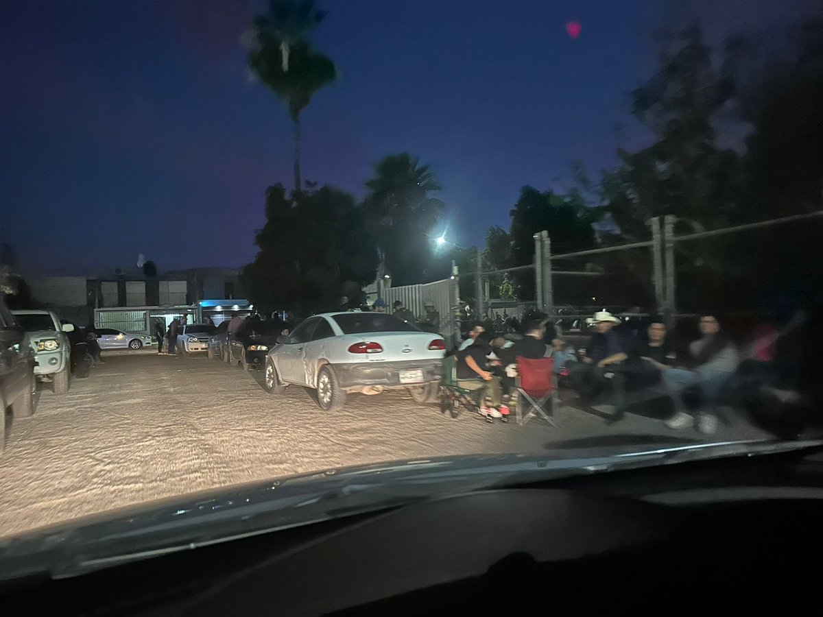 Imagen de esta noche, en la primaria Ramón López Velarde, a un costado de la central de autobuses de Hermosillo, donde se instalará mañana una casilla especial para votar.
Llegaron decenas de personas a instalarse y ya hacen fila.