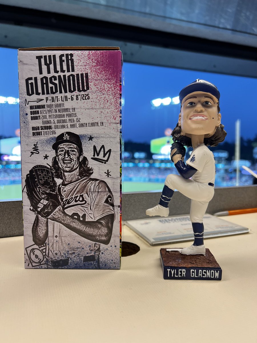 今日はドジャース、タイラーグラスノー選手のボブルヘッドが入場者特典