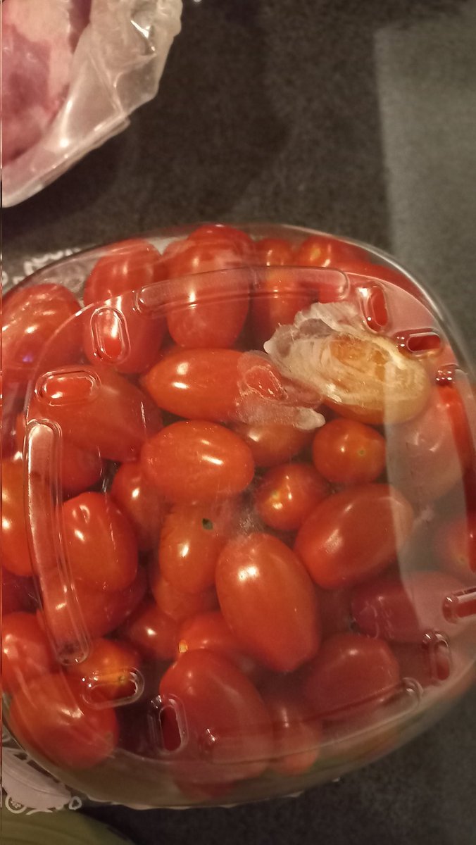 Elotes podridos, carne de cerdo echada a perder, jitomate podridos, jugos de naranja caducados los puedes comprar en <a href="/Costco/">Costco</a> #polanco #asco <a href="/DeSalubridad/">Consejo de Salubridad General</a> ayúdanos refrigeradores que no sirve fruta podrida, como le permiten que nos vendan así!