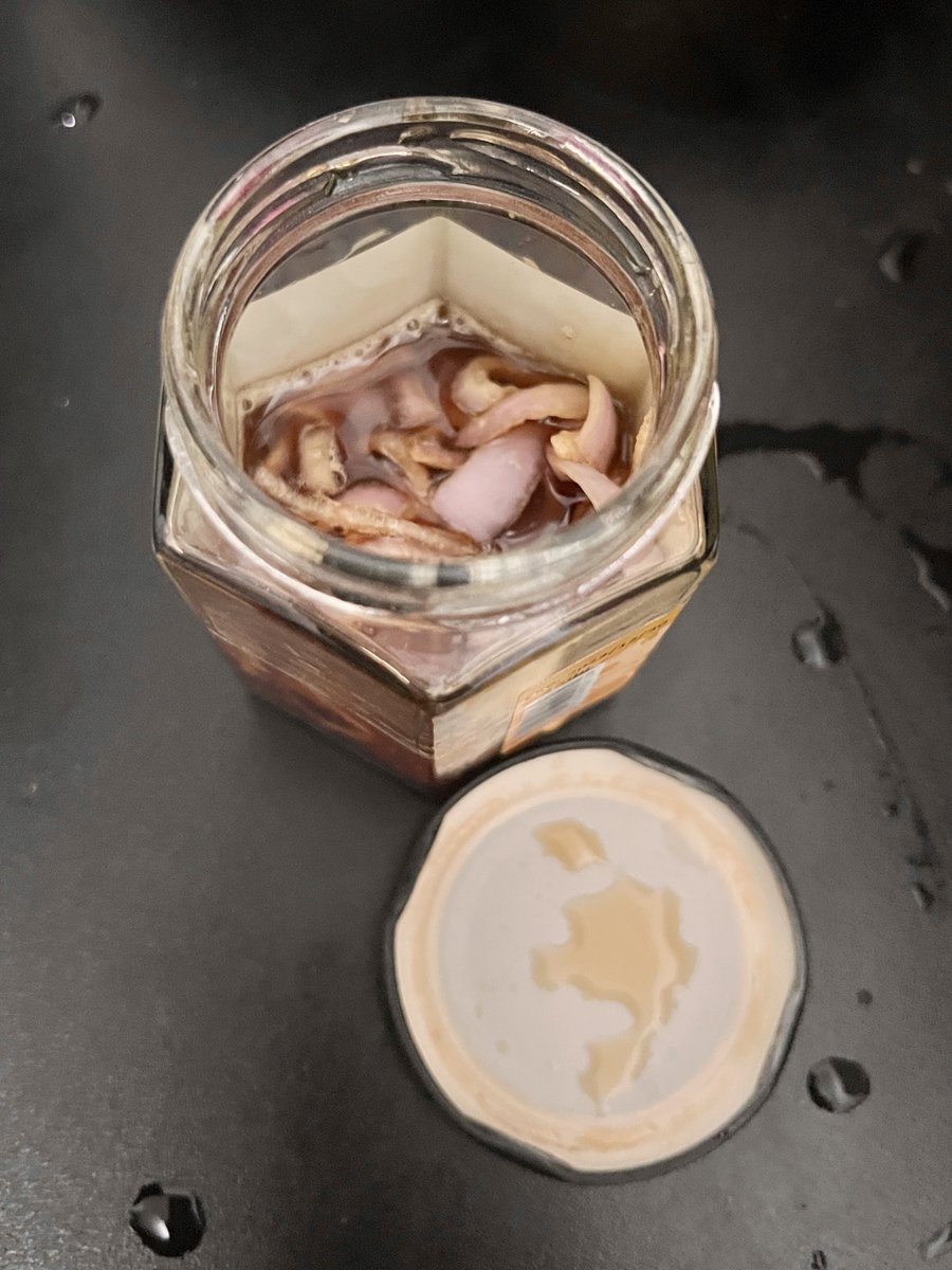 bukhariramli's tweet photo. PETUA LEGAKAN BATUK &amp; KAHAK

Tak ingat dah berapa tahun guna.

1. Hiris bawang. Masuk dalam bekas.
2. Tuang madu. Biarkan 2-3 jam.

Jus bawang akan keluar &amp; mencairkan madu. Bau kadang macam durian atau ubat batuk farmasi 😂

Minum jus ini 1-2 sudu kecil.
Insya-Allah. https://t.co/9YmGf35pzn
