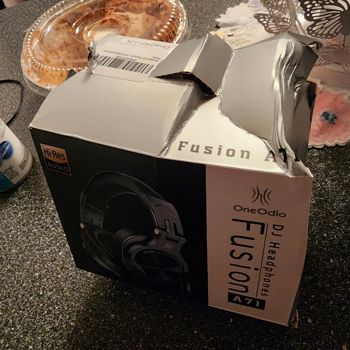 TheMikeWinkler's tweet image. So this is what @amazon considers to be an acceptable delivery for a new product that I ordered today?? This is downright unacceptable. #Amazon #AmazonPackage #AmazonDelivery