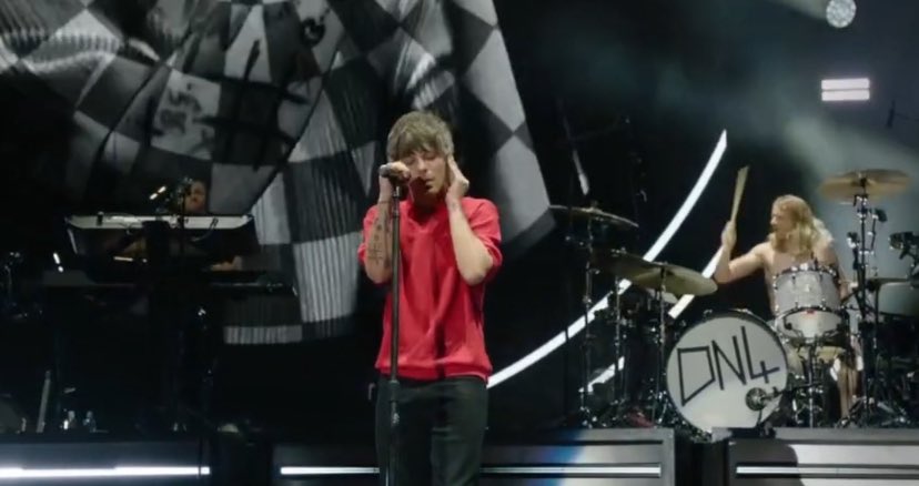 theonewithst's tweet photo. que show insano!! simplesmente louis tomlinson no maior show da carreira se apresentando para 80 MIL PESSOAS!!❤️🥺 https://t.co/BF7K4ecTES