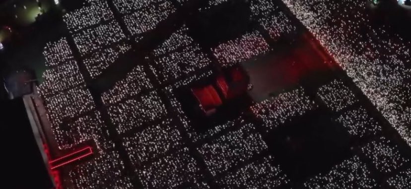 theonewithst's tweet photo. que show insano!! simplesmente louis tomlinson no maior show da carreira se apresentando para 80 MIL PESSOAS!!❤️🥺 https://t.co/BF7K4ecTES