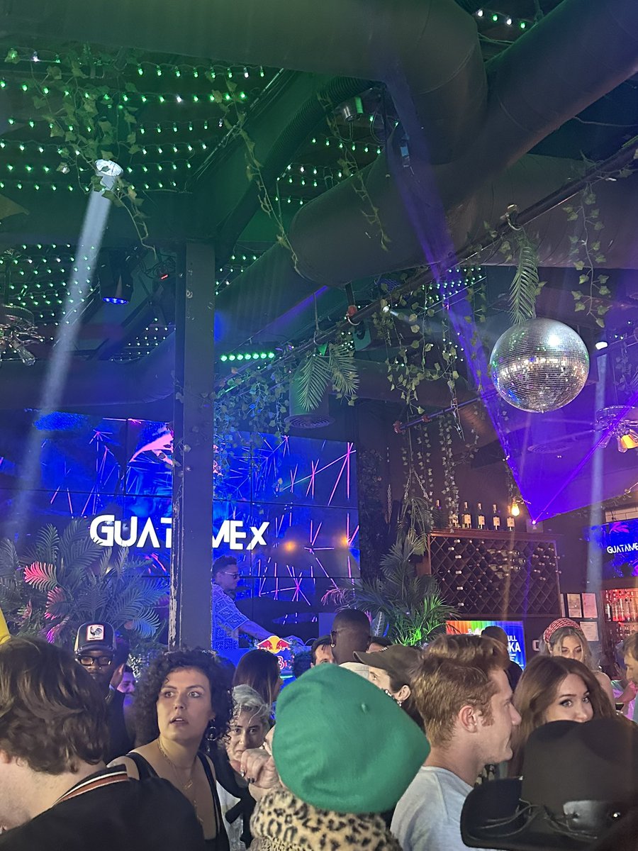 AMMANFARlS's tweet image. I love #overstimulation