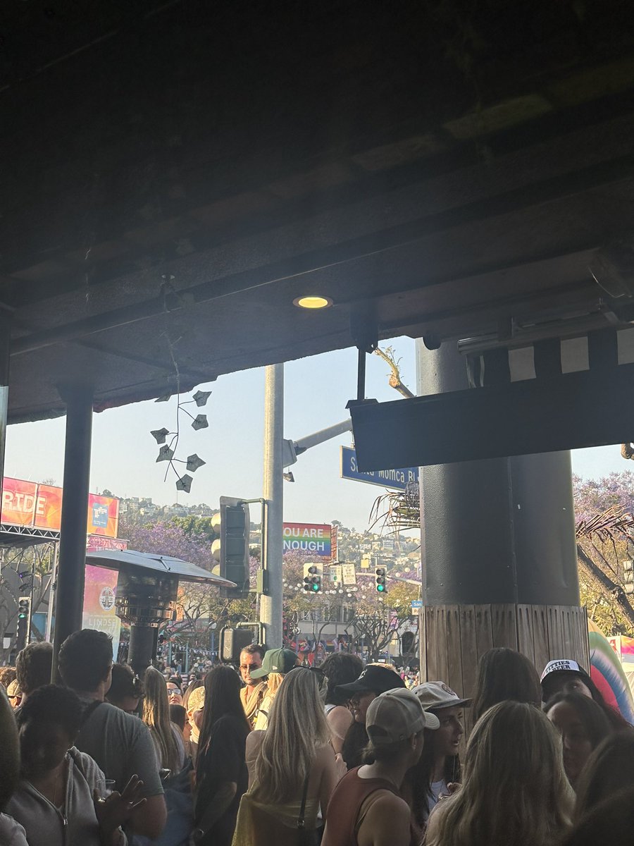 AMMANFARlS's tweet image. I love #overstimulation