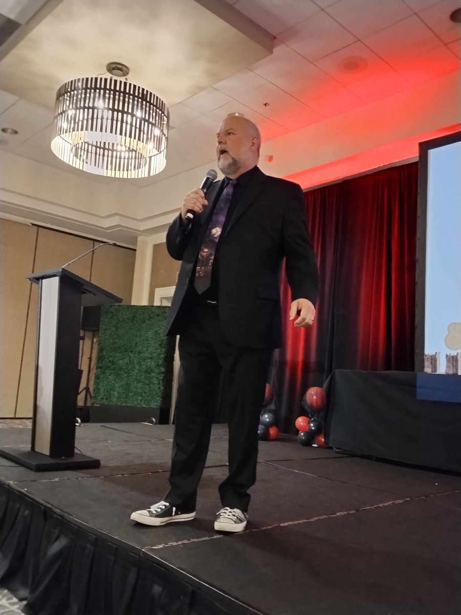Master of Ceremonies Kevin Wetmore kicks off Bram Stoker Awards® Ceremony at  the premiere event of StokerCon®The Stoker Awards Ceremony

 Watch it live on YouTube here: youtube.com/live/GAU4i0Rsn…