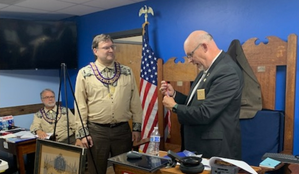 ArizonaKoP's tweet photo. Supreme Chancellor D. Mark Mead presents a Supreme Chancellor Medal to our Arizona Grand Vice Chancellor Allen Davis for service to the Knights of Pythias. This award can only be given by the Supreme Chancellor.

Congratulations, Brother Allen Davis! https://t.co/wsSPCgtrqa