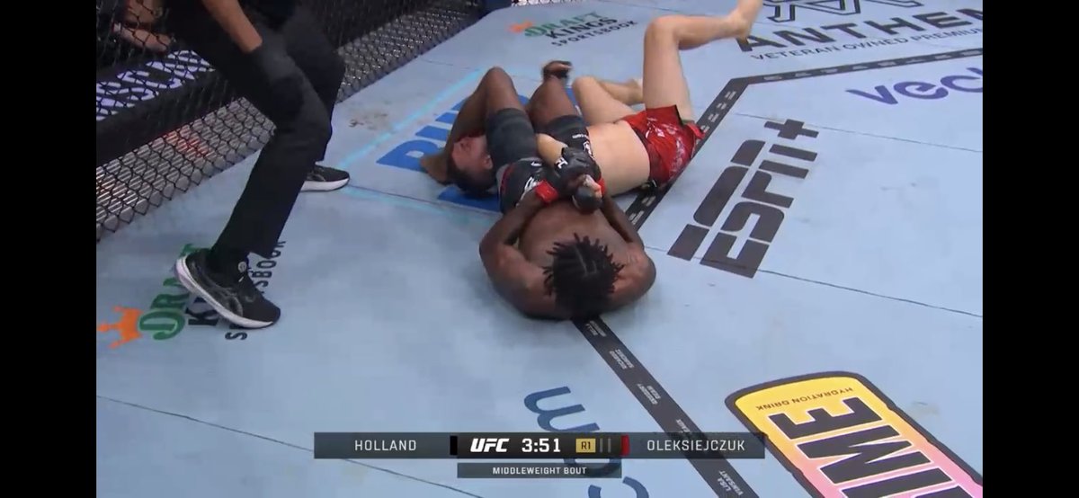 topmmagym's tweet image. Broken in half #UFC302