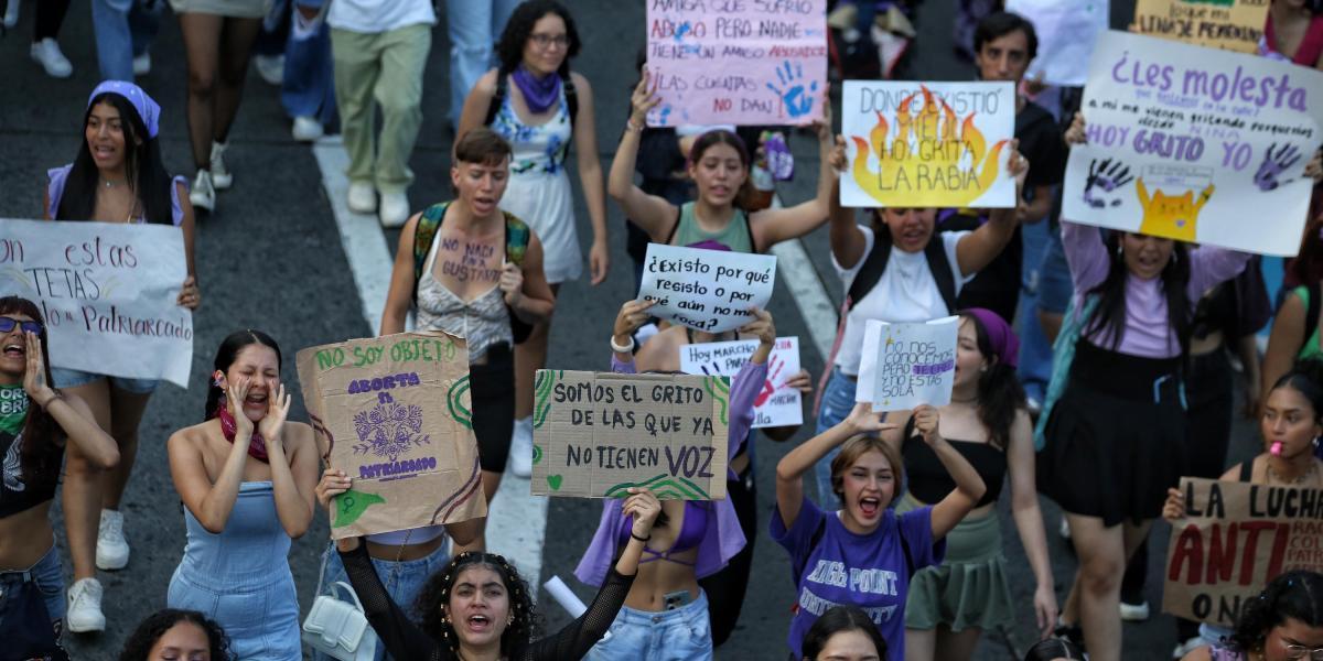 ELTIEMPO's tweet photo. #Justicia | Las alarmantes cifras de la violencia contra las mujeres: ‘En Colombia, cada 18 horas se comete un feminicidio’. ► https://t.co/0STEBz66et https://t.co/B8iZRzL7Vw