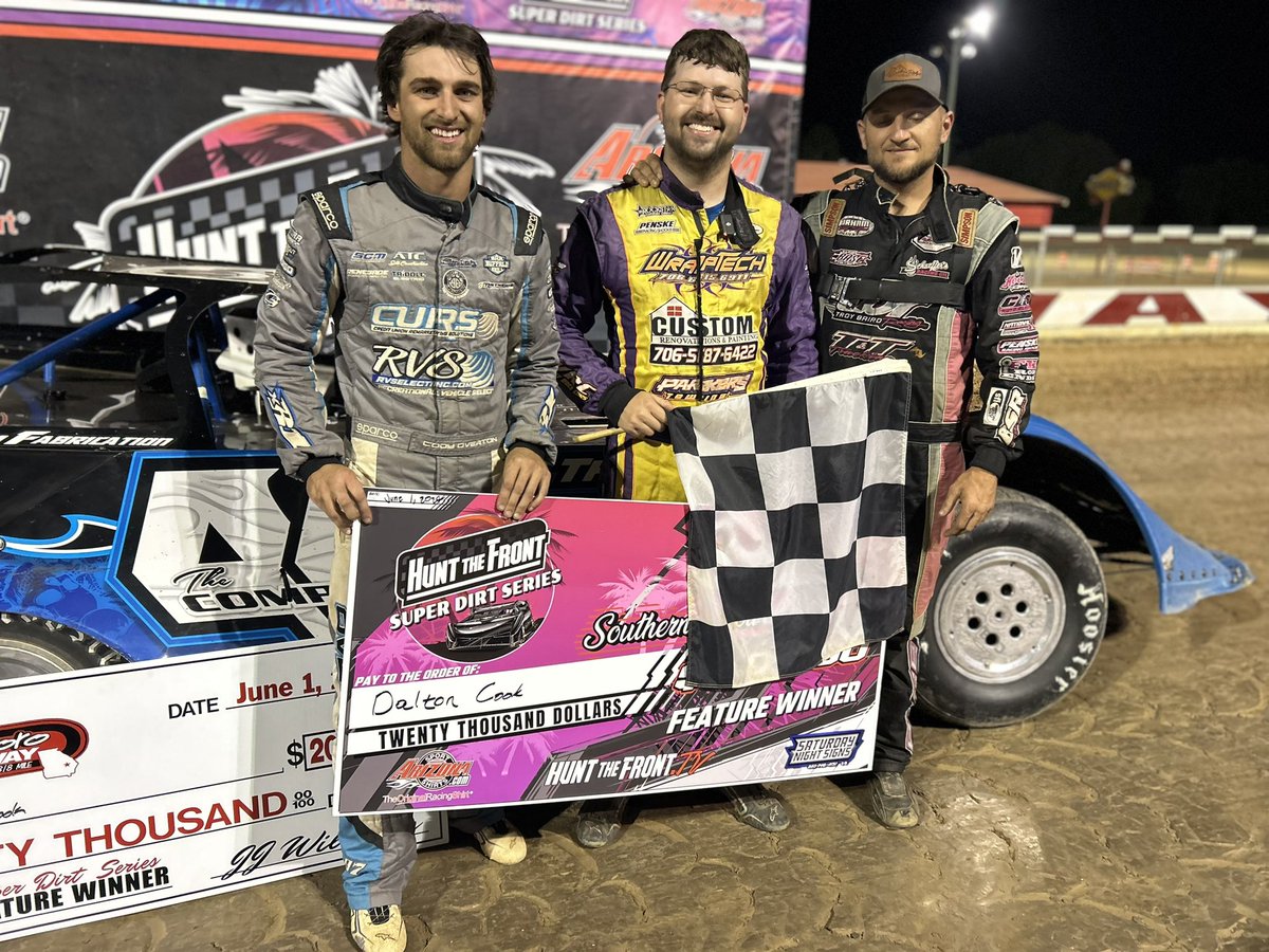 Salem, AL’s Dalton Cook holds off charges from both @Boverton76 and Michael Page in the 50-lap, $20,000-to-win Southern Showcase finale from @Swainsbororace! 🏆 Page challenged for the lead multiple times but had to settle for a runner-up finish while @codyoverton76 storms from
