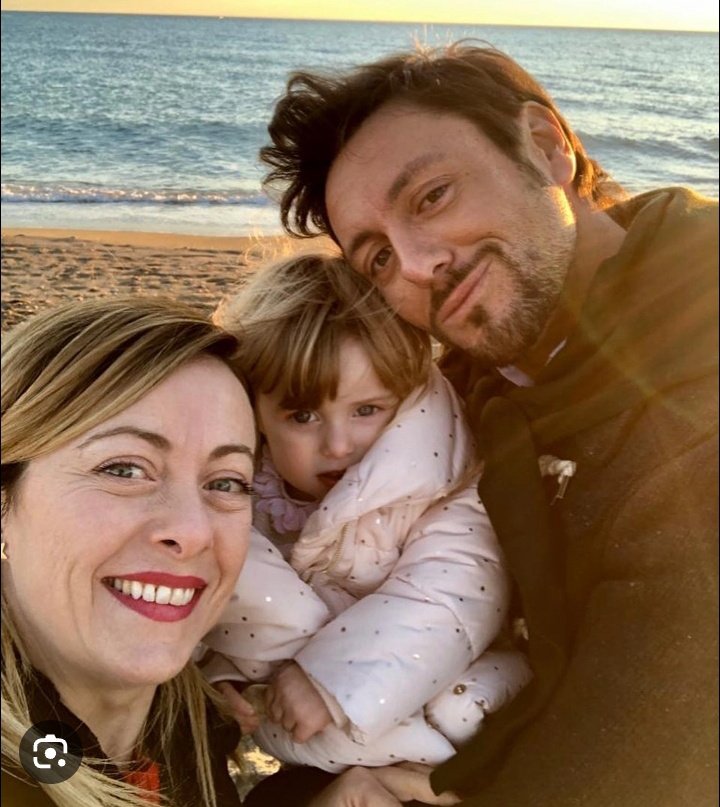 DANTE_eloficial's tweet photo. Para contrarrestar el llamado "Mes del Orgullo", Meloni ha lanzado en Italia el "Mes del Orgullo Familiar", que promoverá la familia tradicional.

Es por eso que los progres no la quieren. https://t.co/ocG3c2fvC9