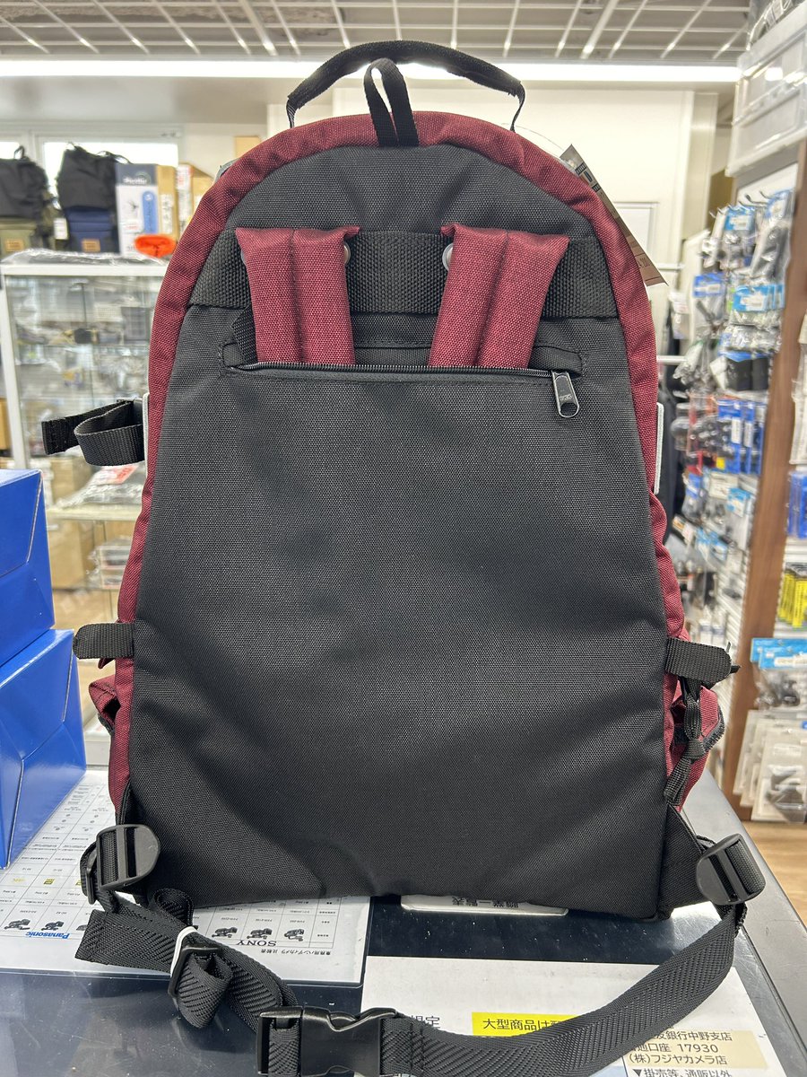 fujiyacamera_yh's tweet image. ラムダより三脚ケース以外にもカメラザック類も入荷！

ご紹介するのはカメラザック2ST ワインレッドになります！

こちら、なんとショルダーベルトが収納できるんです！

ラムダのアイデアやクラフトマンシップには製品を見させていただく度感服します。

#LAMDA
#ラムダ
#フジヤカメラ店用品館