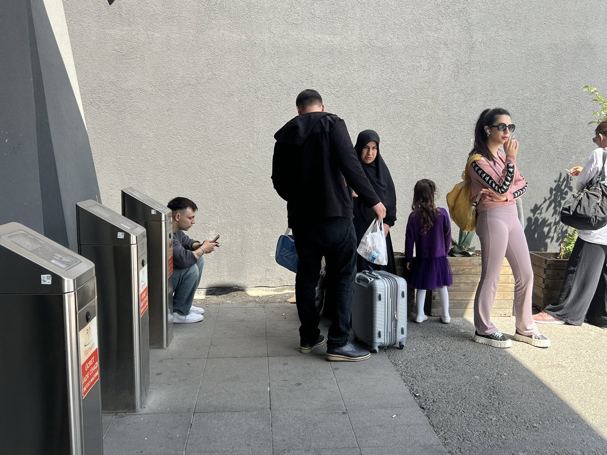 zehraarslancom's tweet photo. @kadikoybelediye Söğütlüçeşme, Marmaray çıkışı adeta sigara içenler tarafından işgal altında. Buna lütfen çözüm bulun. https://t.co/fLL7RIpcau