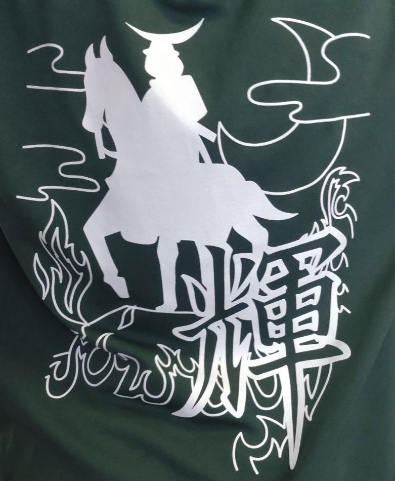 ogh_tajosui's tweet photo. 遂に部Tが出来ました…！！
今回は、伊達政宗をモチーフに描いてもらいました✨
実はこの緑、コンクールの曲名に含まれている｢蒼｣をイメージして選んでくれたそうです！
今日の新緑コンサートでも着用するのでぜひ見てください👀 https://t.co/LvynHzsRoF