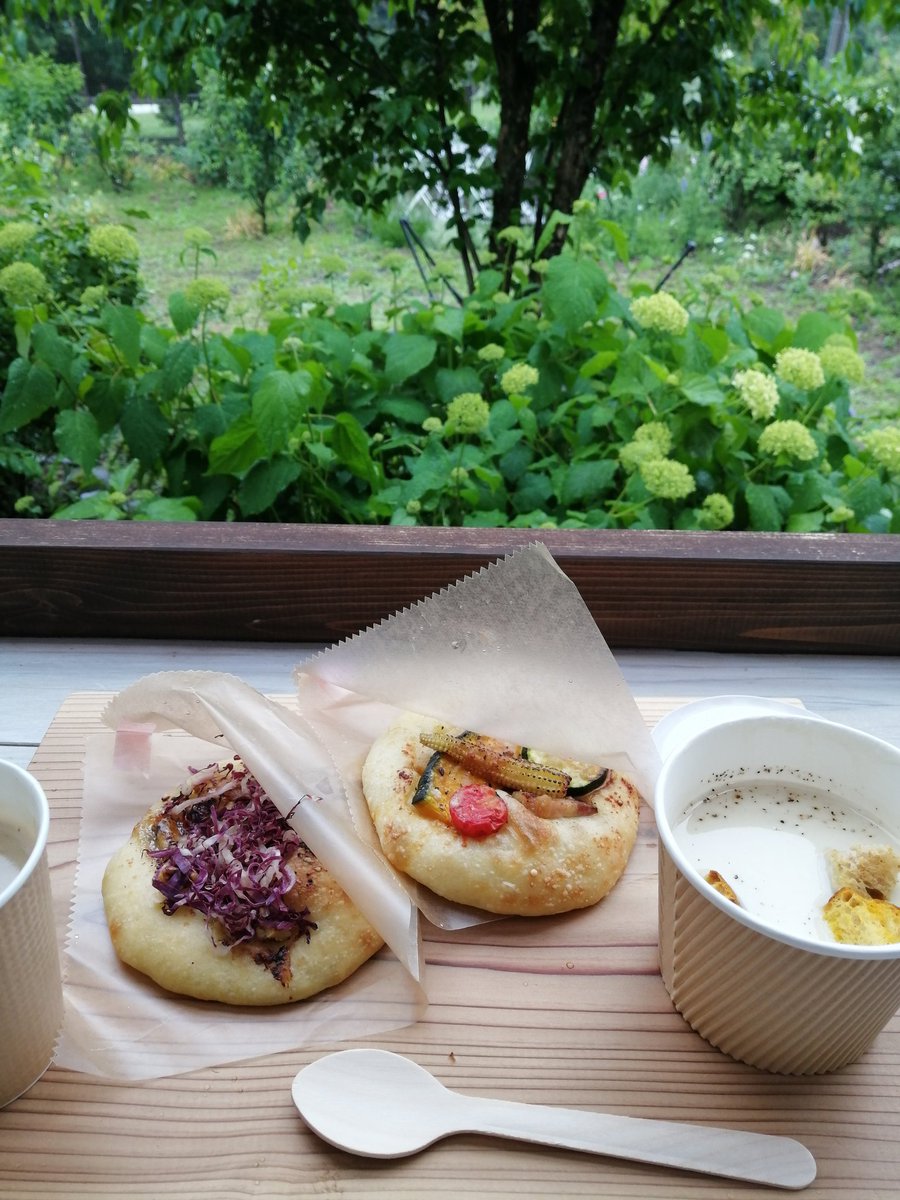 mamiumi1's tweet photo. 昨日はパジャマのまま一歩も出ず体ギシギシになってたので、雨だけど山のふもとのパン屋さんに。
雨だからすいてるかな～と期待して残り僅かだったけどパン食べられた。
お庭のアジサイがもう少しで咲きそう。 https://t.co/s4ffp1s5Ie