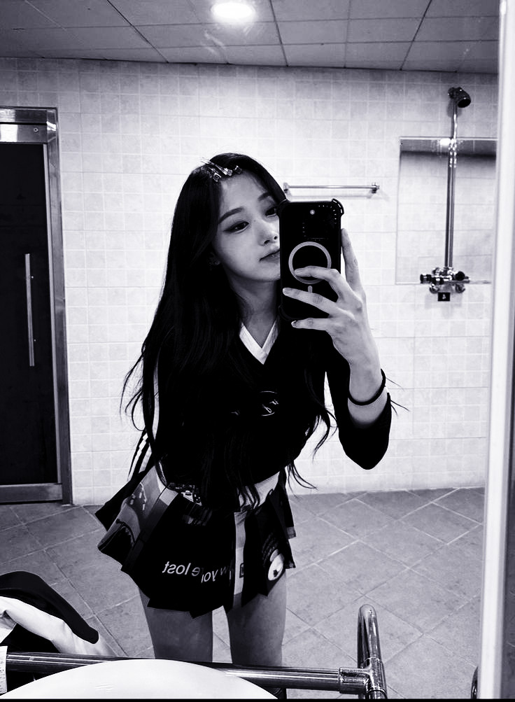 dividiriam um apê comigo?
𝗡𝗼𝗺𝗲: Hwang Ning
𝗦𝗲𝘅𝘂𝗮𝗹𝗶𝗱𝗮𝗱𝗲: bissexual
𝗔𝗹𝘁𝘂𝗿𝗮: 1,64
𝗦𝗶𝗴𝗻𝗼: leão
𝗠𝗕𝗧𝗜: enfp
𝗖𝗼𝗿: preto
𝗔𝗻𝗶𝗺𝗮𝗹: todos que são fofos
𝗩𝗮𝗻𝘁𝗮𝗴𝗲𝗻𝘀: cozinhar, passar pano e organizar
𝗗𝗲𝘀𝘃𝗮𝗻𝘁𝗮𝗴𝗲𝗻𝘀: odeio lavar louça