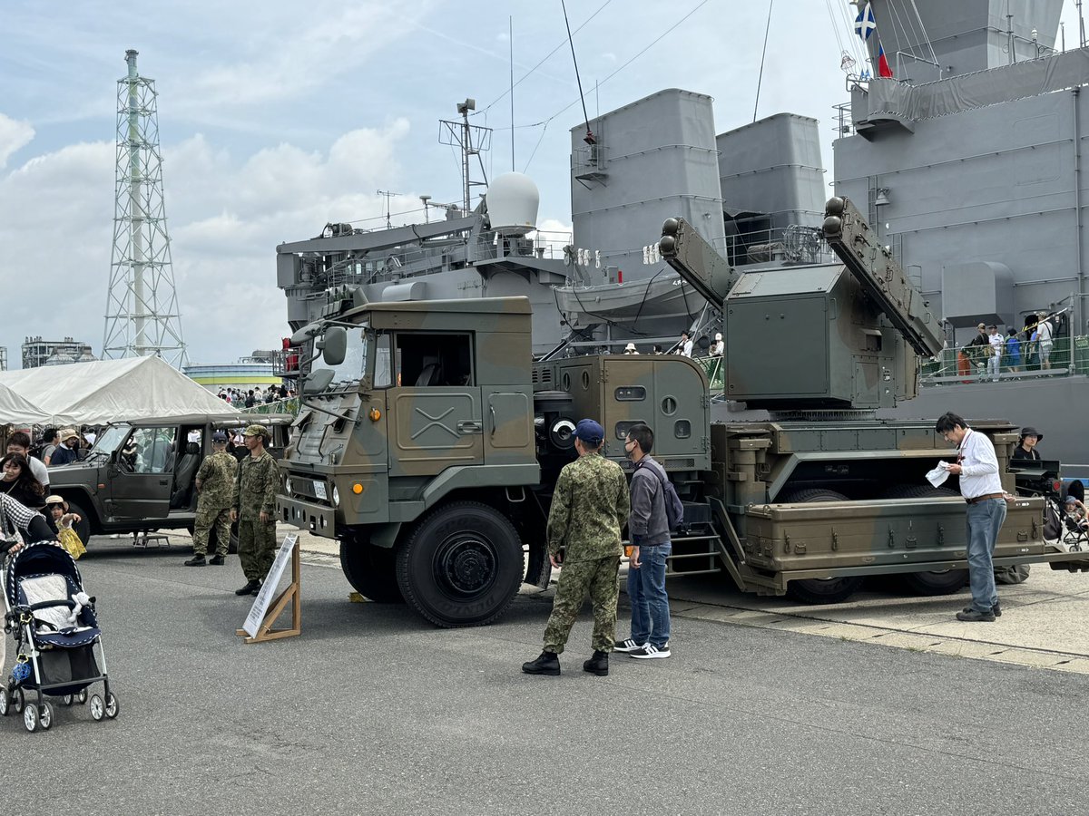 ferrboro's tweet photo. 近くの玉島ハーバーフェスティバルへ自衛隊の船を見てきますた🚢
写真は訓練支援艦くろべという船でそこまで大きくはなかったけど、カッコよかった😆
他に自衛隊車両や消防車、パトカーなどあり親子がたくさんいました〜 https://t.co/UmowxsW7I7