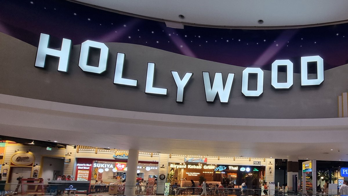 This mall in Thailand has stolen:

• Eiffel Tower
• Leaning Tower of Pisa
• Golden Gate Bridge
• Hollywood Sign

Got to respect their hustle 🫡🇹🇭