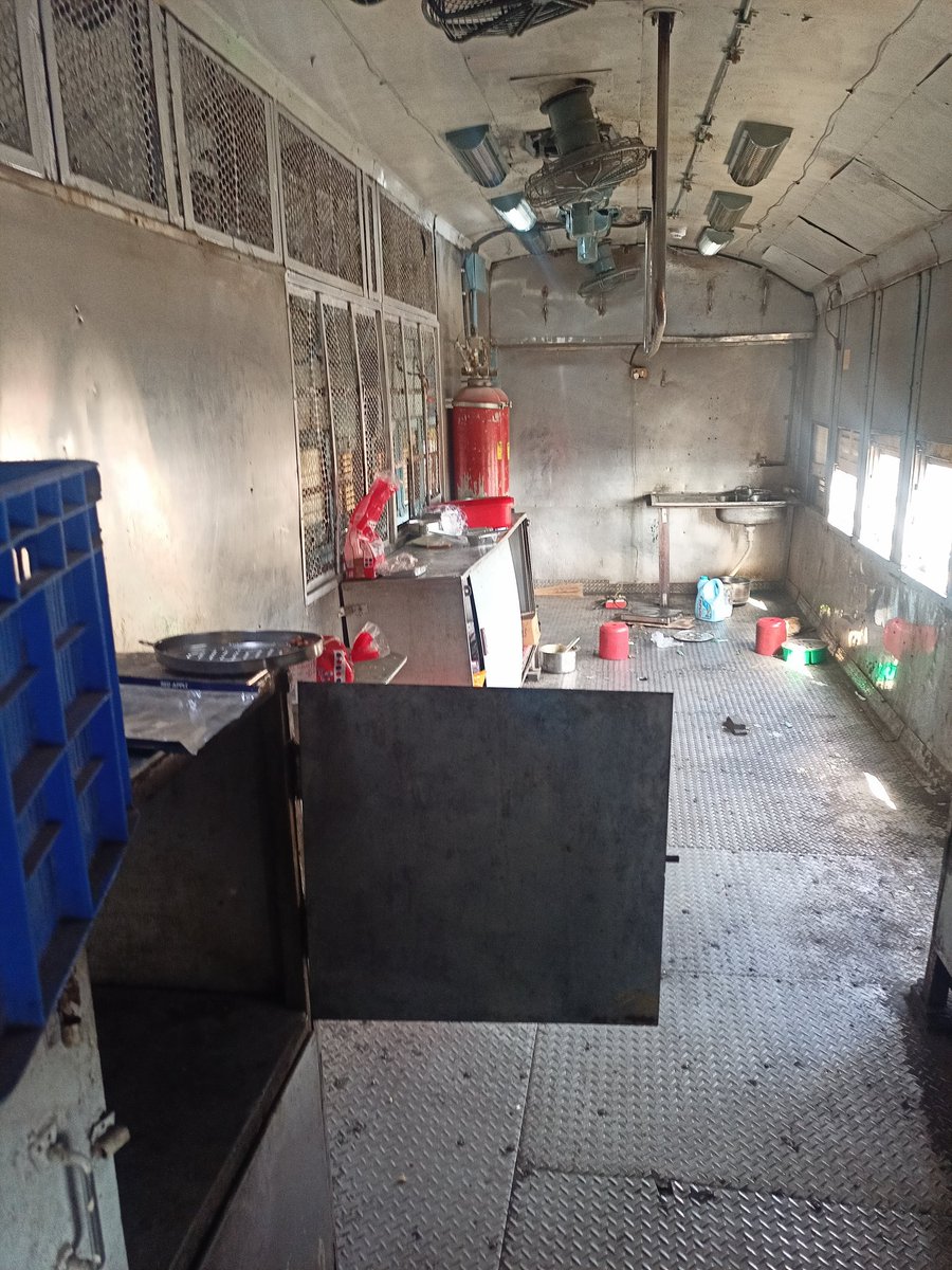 Hiirenthackar's tweet photo. Train #19203 has no option for food after AMD stn and people are forced to eat from the most unhygienic pantry (in human condition) request authorities to look into this. https://t.co/sJDtvvSBOI