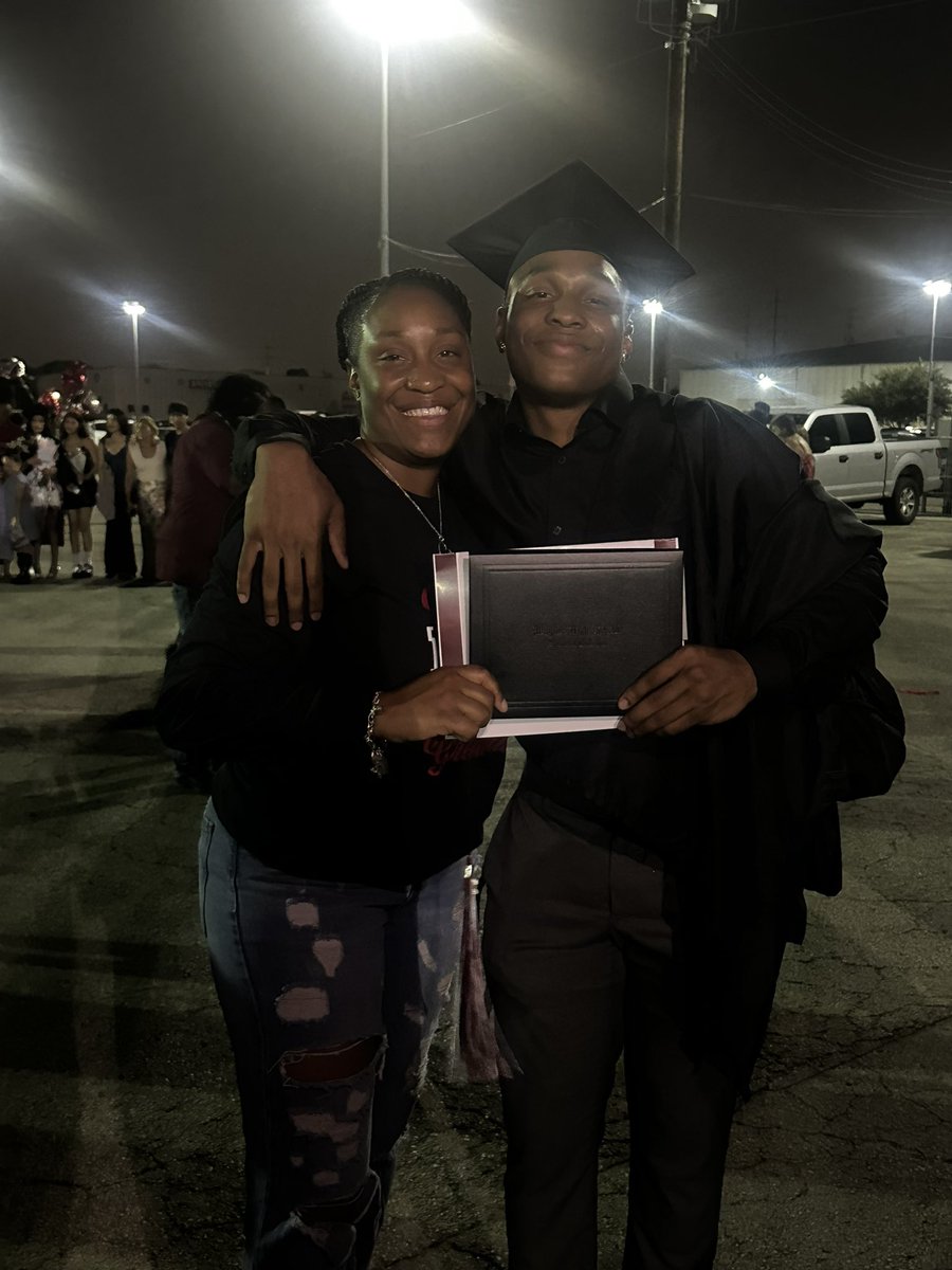 CoachABanks3's tweet image. Congratulations to my Twin, My 1st Born, My ❤️. Job well done Donnell👏🏽👏🏽👏🏽 Now it’s time to start your next chapter. Go and show the world who you are.  Thanks for showing some love Coach Davis 🙏🙏🙏

#ProudMama #HSGraduate #Class2024