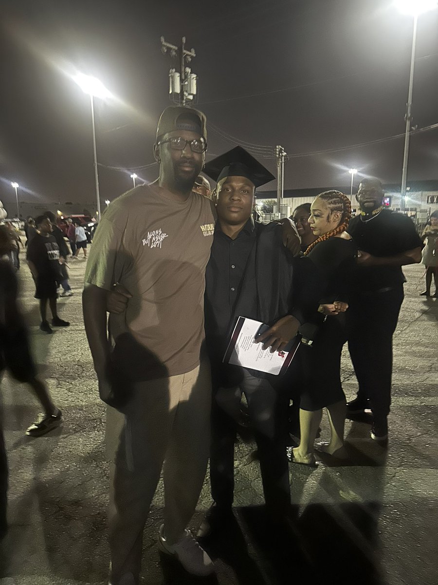 CoachABanks3's tweet image. Congratulations to my Twin, My 1st Born, My ❤️. Job well done Donnell👏🏽👏🏽👏🏽 Now it’s time to start your next chapter. Go and show the world who you are.  Thanks for showing some love Coach Davis 🙏🙏🙏

#ProudMama #HSGraduate #Class2024