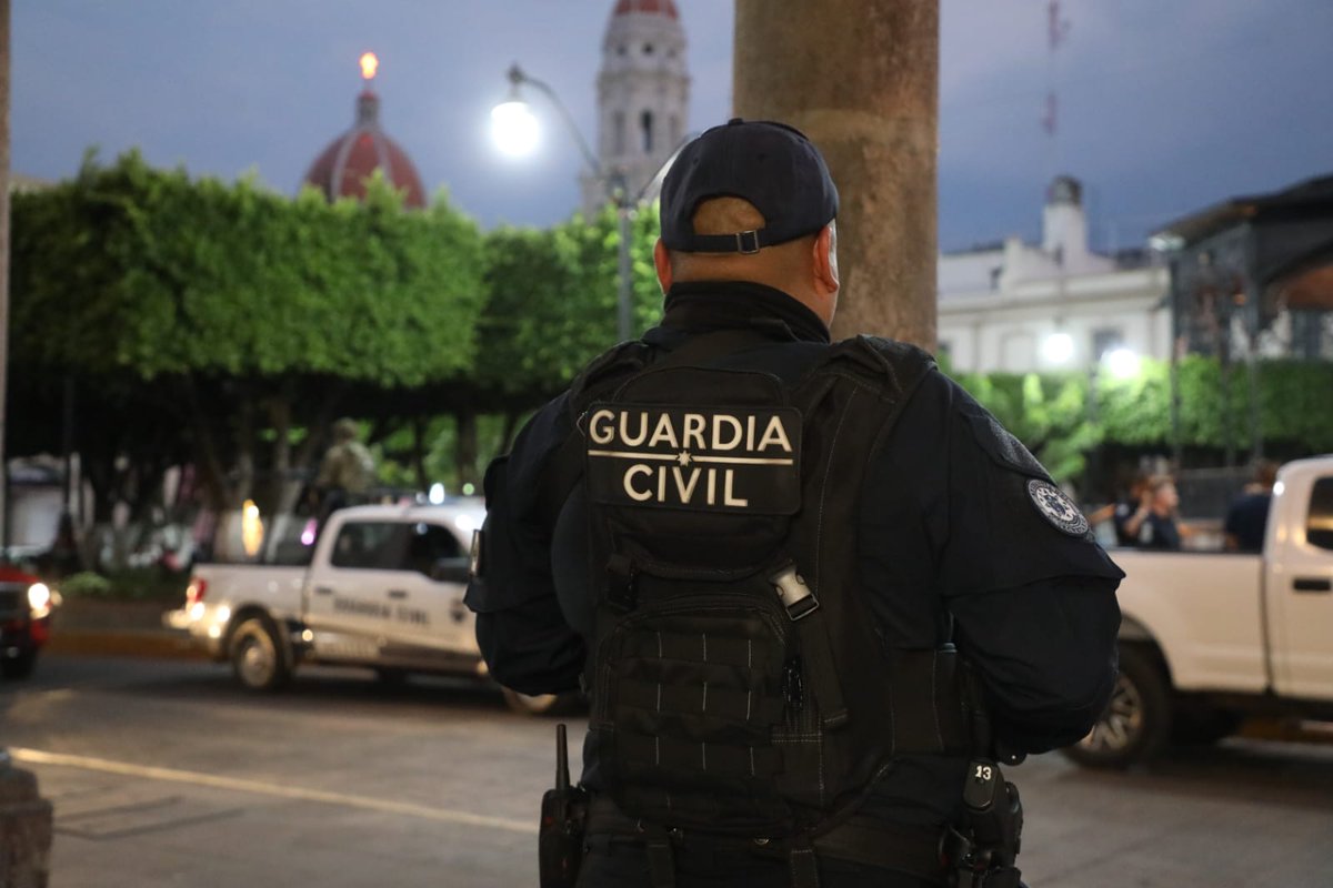 SSeguridad_Mich's tweet photo. 🚔👮🏻 Continuamos vigilando los municipios de Sahuayo y Jiquilpan, trabajando para garantizar la seguridad y mantener el orden público. Lo más importante es seguir construyendo un entorno seguro y tranquilo para todos. https://t.co/6KetWiqwJX